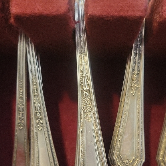 99 pc Super Plate Holmes & Edwards inlaid Silver Flatware Set. Original box - Picture 2 of 8